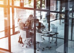 Szkło zamiast ściany – mądry podział przestrzeni biurowej