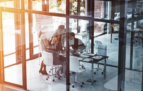 Szkło zamiast ściany – mądry podział przestrzeni biurowej