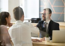 Zabudowy szklane w banku – dyskrecja, światło i efektywność