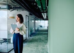 Flex office – dlaczego elastyczne biura stawiają na szkło