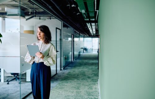 Flex office – dlaczego elastyczne biura stawiają na szkło