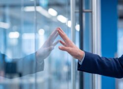 Folia, żaluzje czy smart glass w biurze?
