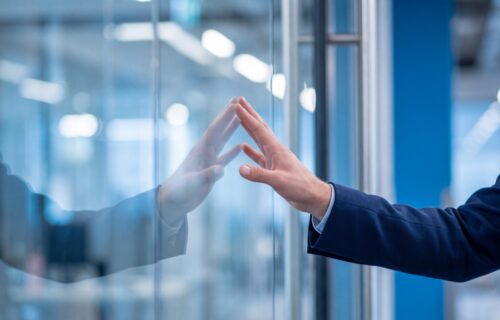 Folia, żaluzje czy smart glass w biurze?