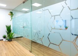 Branding wtopiony w architekturę. Personalizacja ścian szklanych za pomocą kolorowych profili i folii