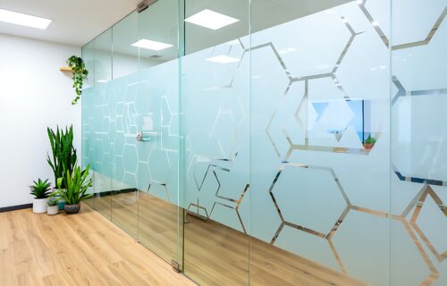 Branding wtopiony w architekturę. Personalizacja ścian szklanych za pomocą kolorowych profili i folii